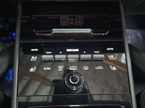 Used 2025 Porsche Cayenne AWD/4WD image 19