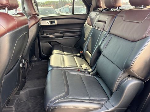 Used 2020 Ford Explorer Platinum w/ Premium Technology Package AWD/4WD image 16