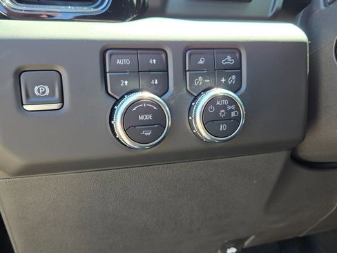 Used 2025 GMC Sierra 1500 AT4 w/ AT4 Premium Package AWD/4WD image 32