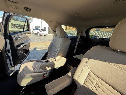 Used 2021 Ford Explorer XLT RWD image 14