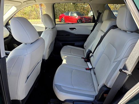 Certified 2025 Nissan Pathfinder SL image 11