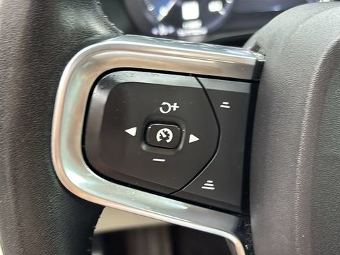 Used 2020 Volvo XC40 T5 Momentum AWD/4WD image 16
