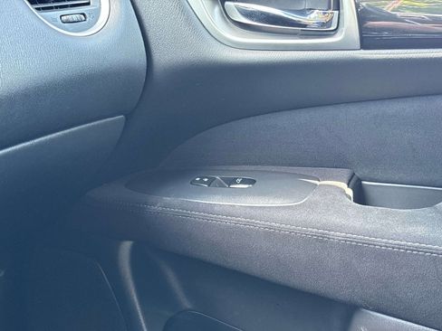 Used 2015 Nissan Pathfinder SV AWD/4WD image 28