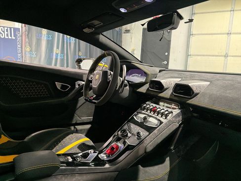 Used 2018 Lamborghini Huracan AWD/4WD image 36