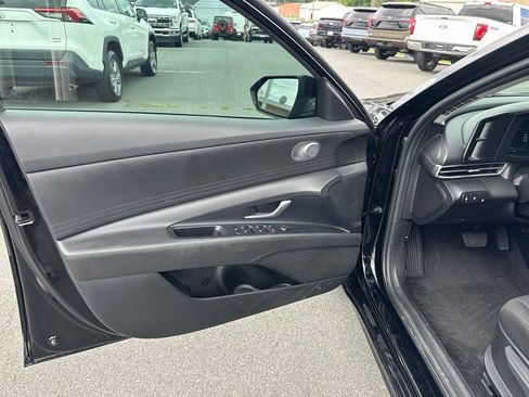 Used 2025 Hyundai Elantra SE FWD image 13