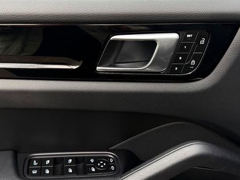 Used 2023 Porsche Cayenne w/ Premium Package image 13