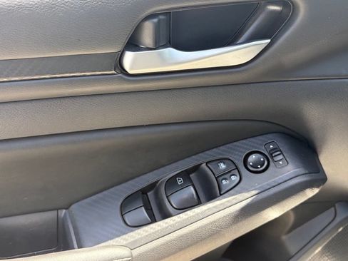 Used 2025 Nissan Altima 2.5 SV FWD image 6