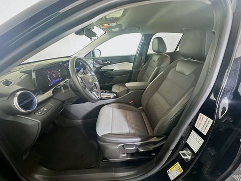 Used 2025 Chevrolet Trax LT w/ LT Convenience Package image 13