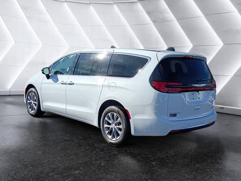New 2026 Chrysler Pacifica Select image 4