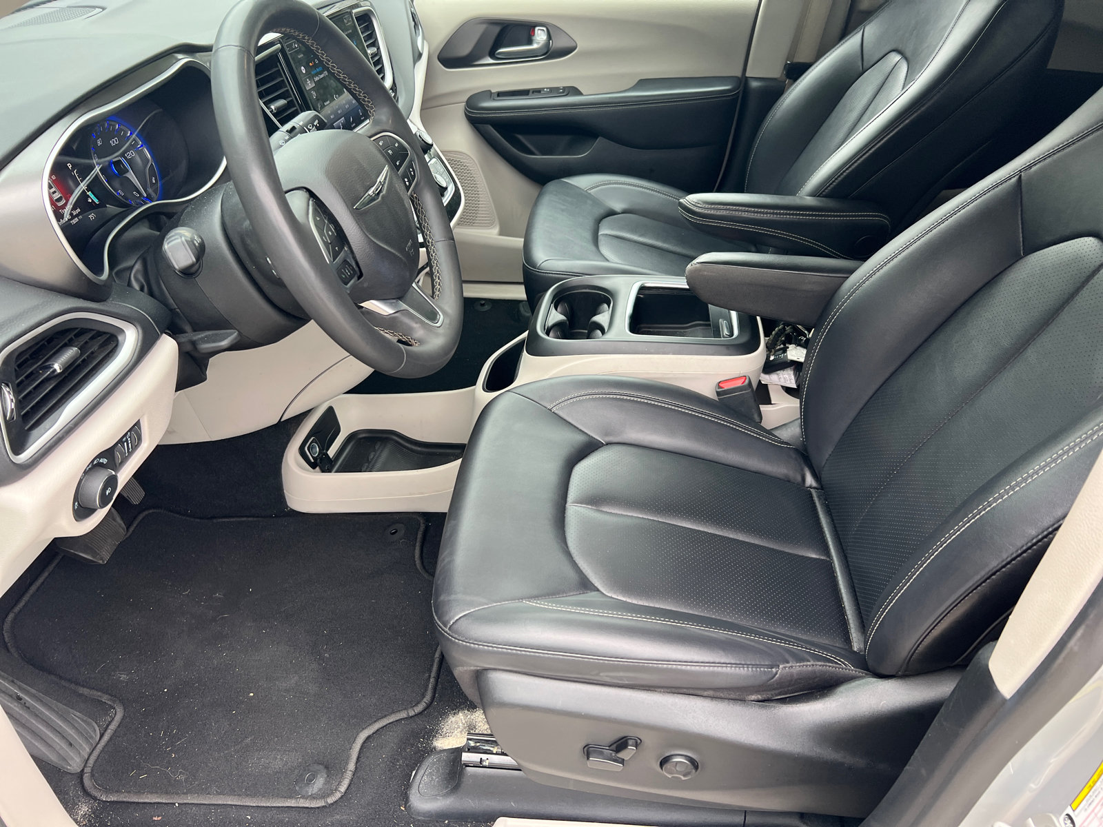 Used 2024 Chrysler Pacifica Touring-L FWD image 12