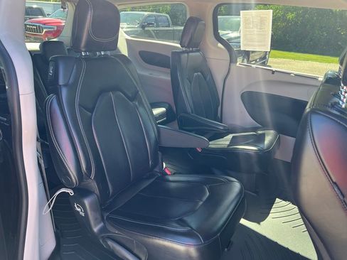 Used 2023 Chrysler Pacifica Touring-L FWD image 15
