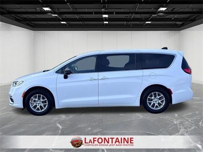Used 2025 Chrysler Pacifica Select
