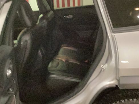 Used 2019 Jeep Cherokee Trailhawk image 8