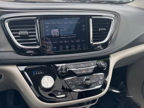 Used 2011 Chrysler Town & Country Touring-L w/ Entertainment Group #2 image 27