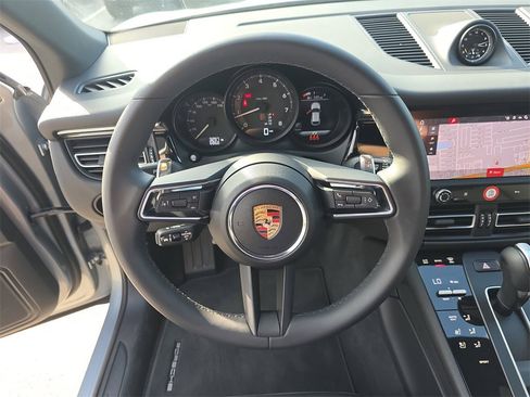 Used 2025 Porsche Macan image 34