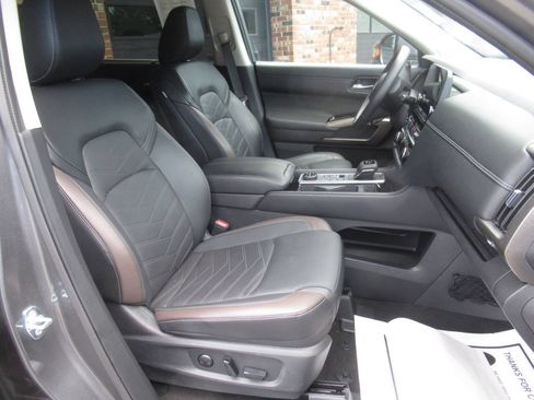Used 2025 Nissan Pathfinder Platinum AWD/4WD image 5