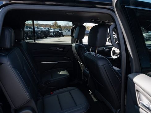 Used 2025 Chevrolet Traverse LT FWD image 21