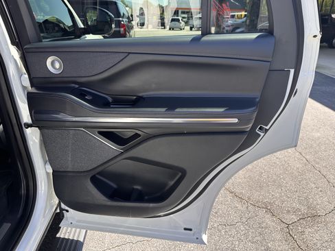 Used 2025 Lincoln Navigator Reserve w/ Jet Appearance Package AWD/4WD image 17