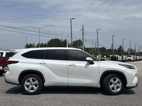Used 2022 Toyota Highlander L FWD image 6