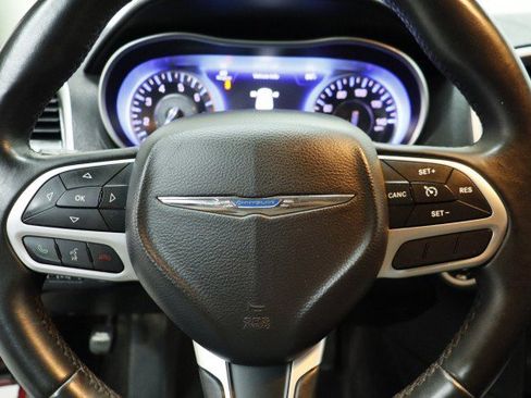 Used 2017 Chrysler 300 Limited RWD image 10