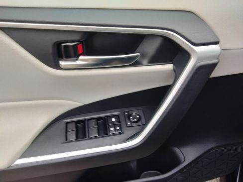 Used 2020 Toyota RAV4 XLE w/ Convenience Package image 18