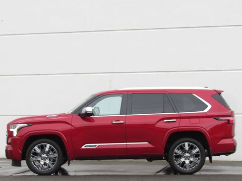 Used 2024 Toyota Sequoia Platinum AWD/4WD image 4