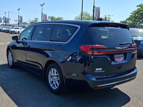 Used 2023 Chrysler Pacifica Touring-L FWD image 4