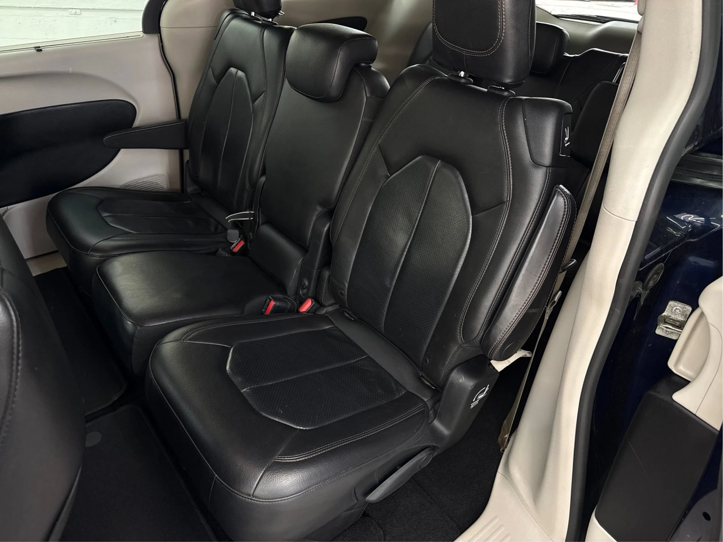 Used 2019 Chrysler Pacifica Touring-L FWD image 46
