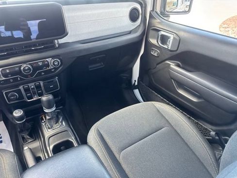 Certified 2025 Jeep Gladiator Sport AWD/4WD image 16