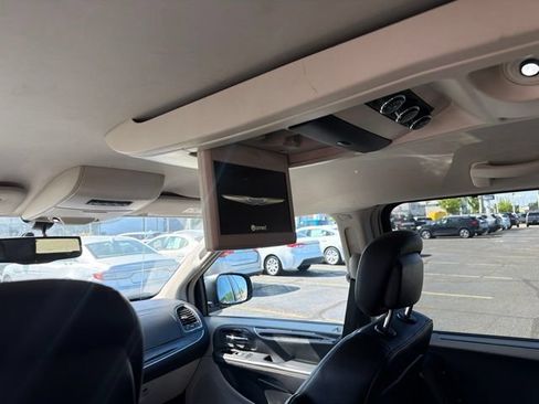 Used 2014 Chrysler Town & Country Touring-L w/ Driver Convenience Group FWD image 18