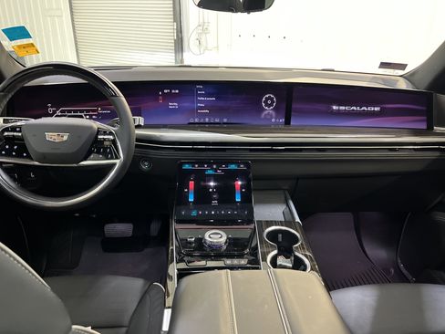 Used 2025 Cadillac Escalade Premium Luxury image 10