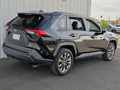 Used 2021 Toyota RAV4 XLE Premium image 9