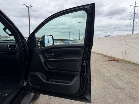 Used 2018 Nissan Titan SV w/ SV Convenience Package image 24