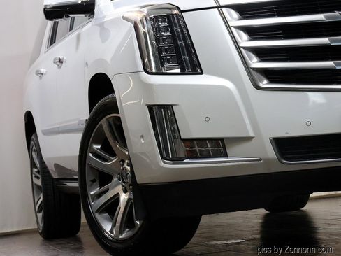 Used 2017 Cadillac Escalade ESV Premium Luxury image 4