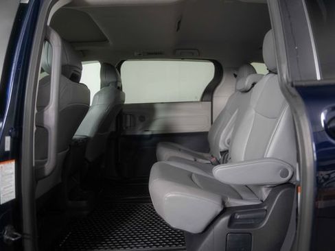 Used 2024 Toyota Sienna XLE FWD image 15