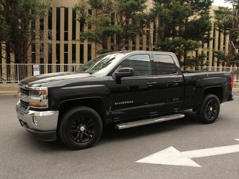 Used 2018 Chevrolet Silverado 1500 LT w/ All Star Edition AWD/4WD image 12