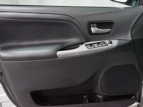 Certified 2020 Toyota Sienna SE FWD image 26