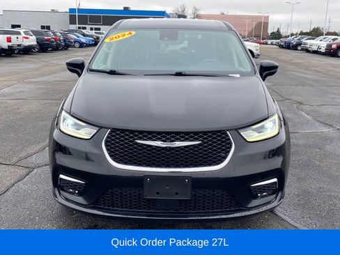Used 2024 Chrysler Pacifica Touring-L FWD image 2