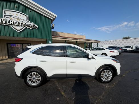 Used 2020 Ford Escape SE image 2
