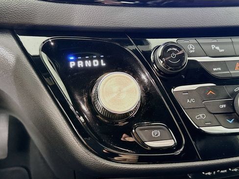 Used 2025 Chrysler Pacifica Select FWD image 19