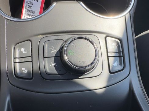 Used 2024 GMC Terrain SLT AWD/4WD image 17