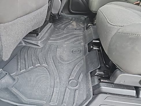 Used 2023 Chevrolet Traverse LT w/ Rear Camera Mirror Package image 19