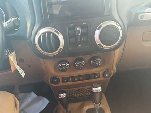 Used 2013 Jeep Wrangler Unlimited Sahara AWD/4WD image 28