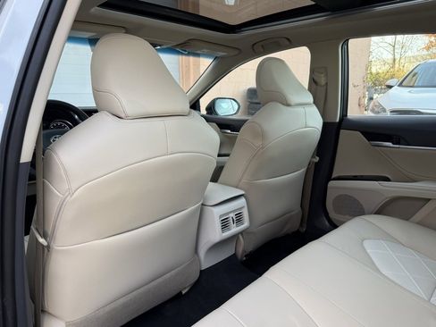 Used 2018 Toyota Camry XLE image 17