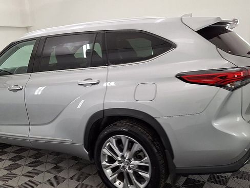 Used 2023 Toyota Highlander Limited image 2