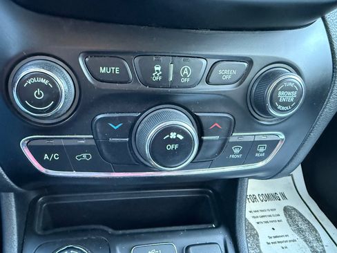 Used 2021 Jeep Cherokee Latitude Plus image 14