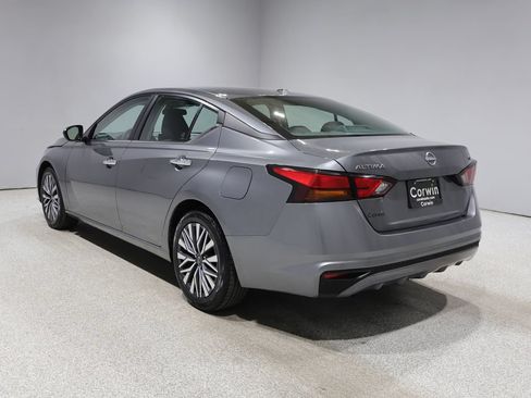 Used 2024 Nissan Altima 2.5 SV FWD image 4