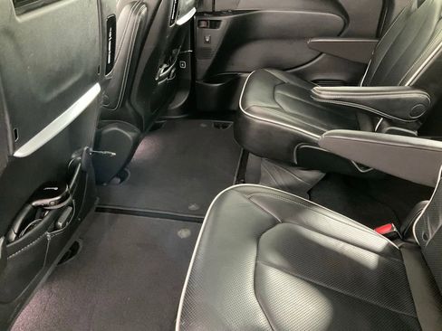 Used 2021 Chrysler Pacifica Limited w/ Uconnect Theater Family Group image 12