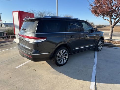 Used 2023 Lincoln Navigator Reserve image 3