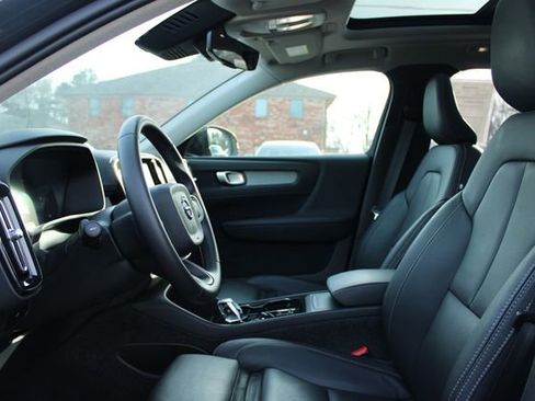 Used 2025 Volvo XC40 B5 Plus AWD/4WD image 13
